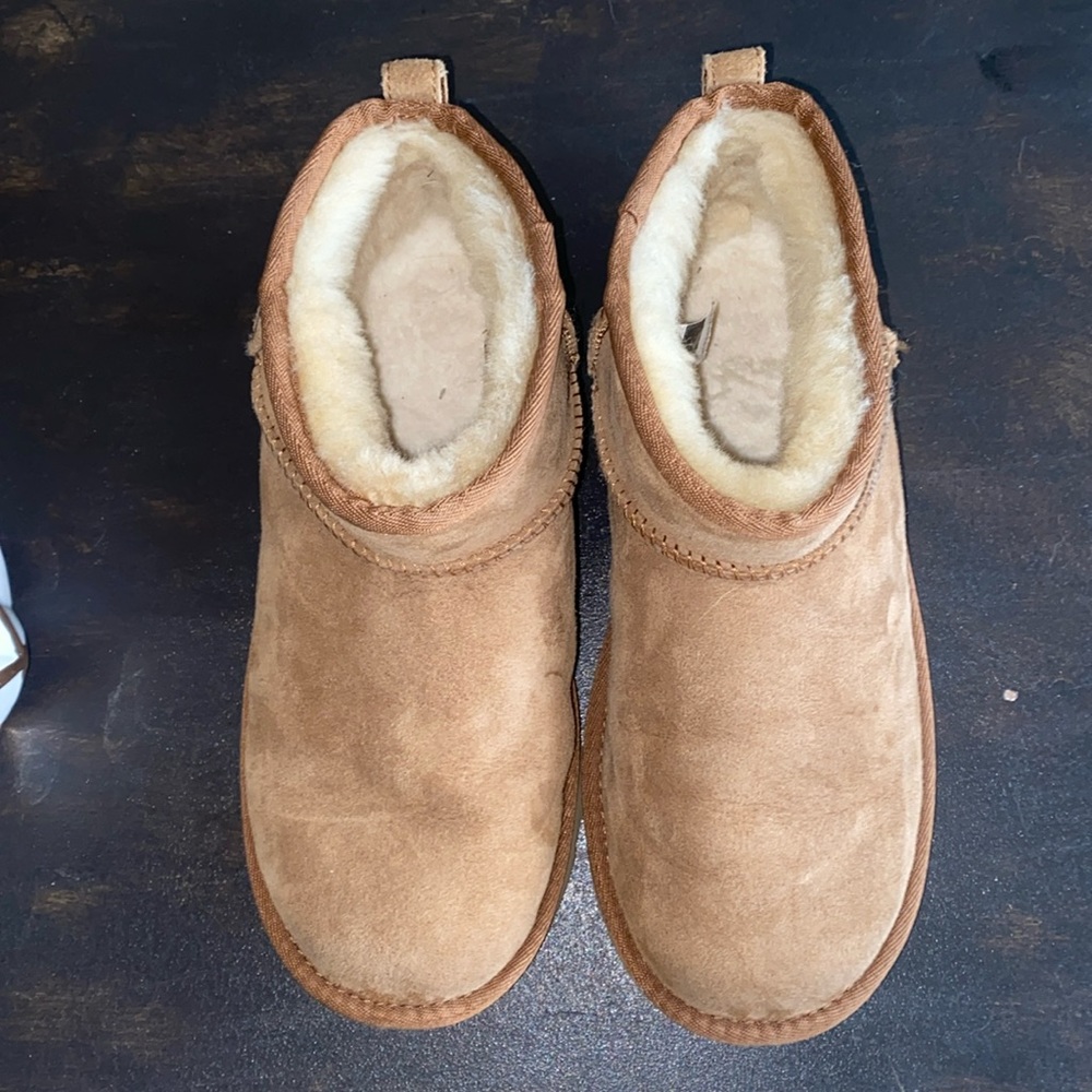 Children mini Uggs size 6, converts to a size 8 in women’s.